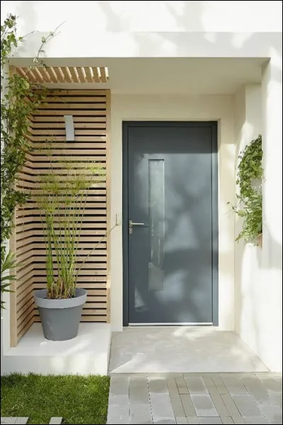 Stéphanie se trouve devant la porte principale de sa maison. C'est l'...