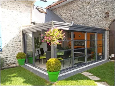 Stéphanie se dirige vers cette pièce. Quel est son nom ?