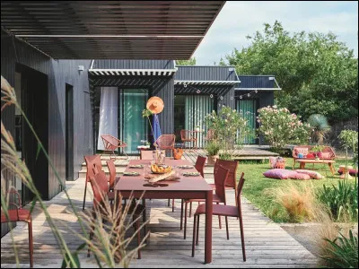 Stéphanie souhaite manger dehors avec sa famille. Dans quelle pièce doit-elle se rendre ?