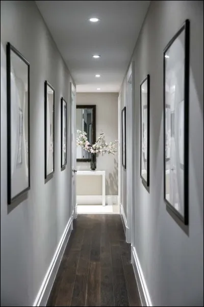 Stéphanie se trouve dans cette pièce. Quel est son nom ?