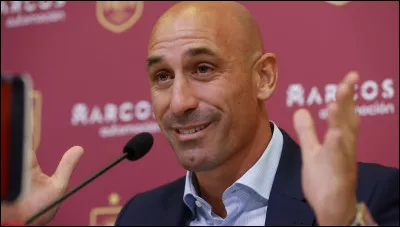 Sport : Pour quel fait l'entraîneur de l'équipe de football féminine, Luis Rubiales, a-t-il démissionné en 2023 ?