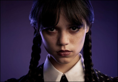 On commence facile ! Cette élève a du mal à trouver sa place à l'académie de Nevermore. Mais elle enquête sur une série de meurtres très étranges...