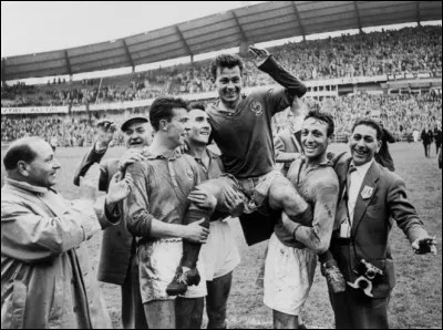Just Fontaine est mort le 28 février 2023 : avec quel club s'est-il illustré pendant six saisons, de 1956 à 1962 ?