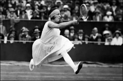 Suzanne Lenglen, la "Divine" est la première star internationale du tennis féminin. De quelle maladie décède-t-elle ?