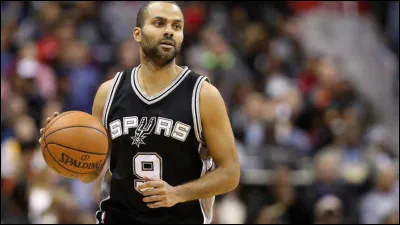 Dans quelle équipe de basket ball jouait l'illustre Tony Parker ?