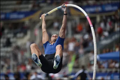 Renaud Lavillenie a été le détenteur du record du monde de saut à la perche pendant 6 ans avant d'être détrôné par le suédois Armand Duplantis. Quel était ce record ?
