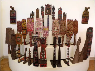 Pour dire à quel point l'ustensile fut lié à la vie quotidienne, il s'est immiscé dans un certain nombre d'expressions, comme par ex. "tomber en quenouille". Qu'est-ce à dire ?