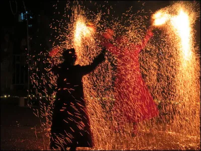 XXIe s. > À Saint-Chamas-en-Provence (13) se perpétuent chants et danses folkloriques auxquels seuls les hommes participent : ils portent des lanternes en forme de quenouilles. À quand remonterait cette pratique ?
