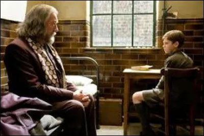 Tom croit que Dumbledore est un...