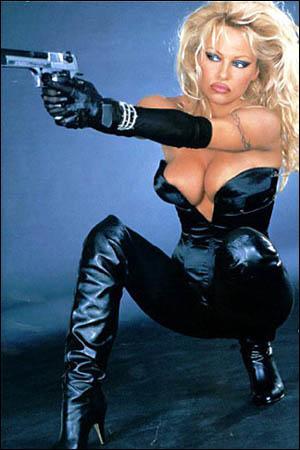Quel est le nom de l'herone qu'interprte Pamela Anderson dans l'adaption d'un comics parut chez Dark Horse ?