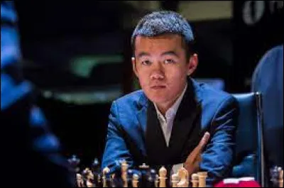Qui est devenu le premier chinois à remporter le titre de champion du monde d'échecs, après sa victoire au championnat du monde ?