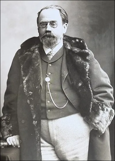 La fourrure de loutre est le pelage de la loutre apprêté principalement pour être utilisé dans l'habillement. Qui est cet homme, portant un manteau disposant d'une fourrure de loutre ?