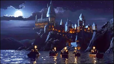 Harry arrive enfin tout pr&egrave;s de Poudlard et il doit monter dans une barque pour arriver &agrave; l'&eacute;cole. Il traversent un lac &agrave; l'aide de celle-ci. Comment s'appelle ce lac ?