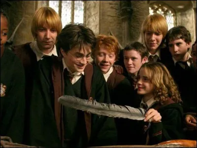 Il finit par devenir ami avec deux personnes de sa maison, voire trois, qui sont-ils ?