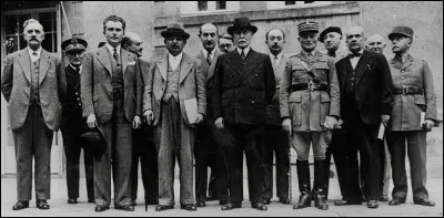 Où déménage le gouvernement français à la suite de l'avancée des Allemands ?