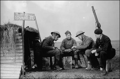 Comment se nomme la période entre la déclaration de guerre de septembre 1939 et le début de la bataille de France en mai 1940 ?