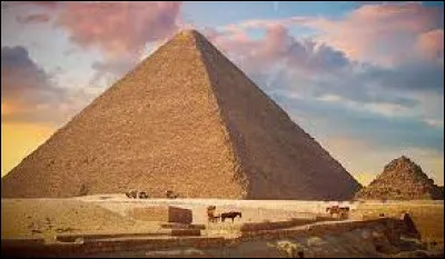 Quel roi d'Égypte a construit la Grande Pyramide de Gizeh ?