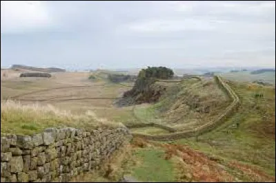 Quel empereur romain a construit le mur d'Hadrien en Grande-Bretagne ?