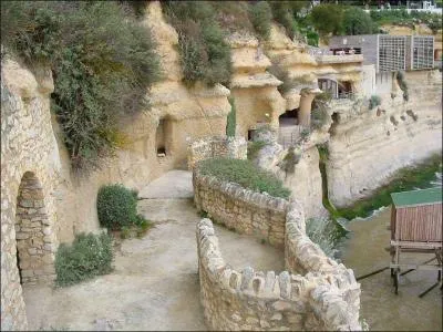 Cte qui s'tend de la pointe de la Coubre  la pointe de la Ngade, sa capitale est Royan :