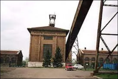 Nous terminons notre balade au puits Eugène Roy, dans la mine de Tucquegnieux. Ville du Pays Haut, dans l'arrondissement de Briey, elle se situe dans le département ...