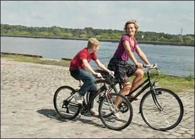 Qui a réalisé "Le Gamin au vélo" récompensé par le grand prix à Cannes en 2011 ?