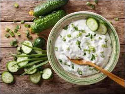 Quel est le plat traditionnel de la cuisine grecque à base de yaourt et de concombres ?