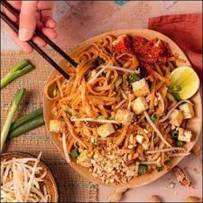 Quel est le plat traditionnel de la cuisine thaïlandaise à base de riz sauté ?