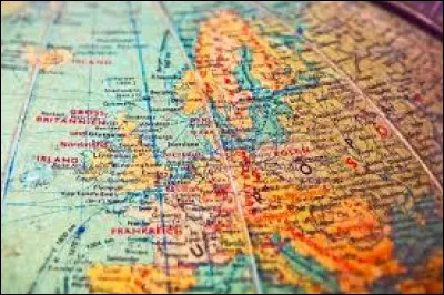 Quelle théorie suggère que si un pays tombe sous l'influence d'une idéologie, les pays voisins risquent également de suivre ce même chemin ?