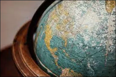 Quelle stratégie consiste à recentrer l'attention et les ressources d'un pays sur une région spécifique ?