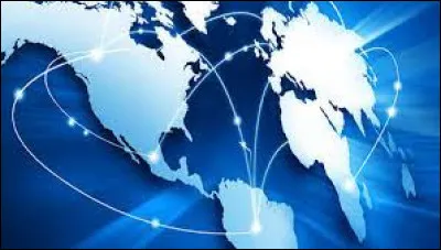 Comment appelle-t-on la science qui met l'accent sur des considérations tactiques liées à la géographie de manière générale ?