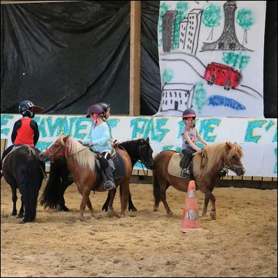 Si ma main gauche est à l’extérieur alors je suis à main...