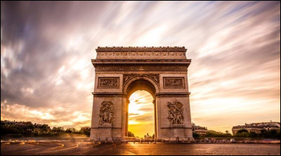 Triomphe : Suite à quelle victoire en 1805, Napoléon Ier, pour rendre hommage à la Grande Armée, a-t-il décidé la construction de l'Arc de triomphe de l'Étoile ?
