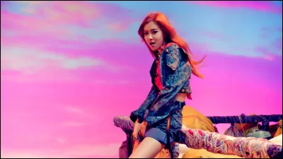 Dans ''Boombayah'', quelle est la première phrase qu'elle prononce ? (En anglais)