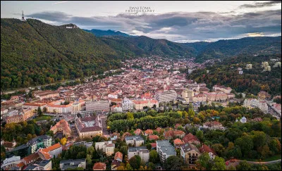 Dans quel pays se trouve Brașov ?