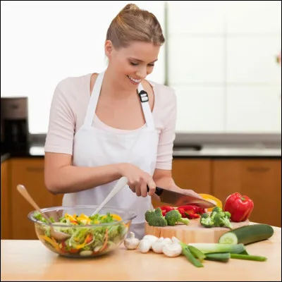 Complète la phrase : Marie___ (cuisiner) le dîner.