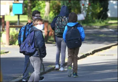Trouve le pronom personnel : __ va à l'école ce matin.