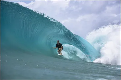 Comment s'appelle la professeure de surf de Sacha ?