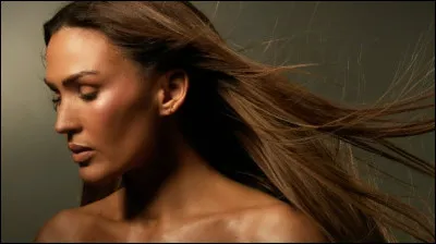 La personne sur la photo est Vitaa. Comment s'appelle son album sorti en 2023 ?