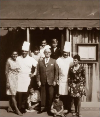 Quelle illustre famille de cuisiniers suit-on dans un film de Frederick Wiseman sorti en 2023 ?