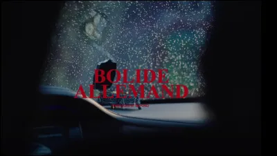 ''Volume, j'monte à fond
Eh-eh-eh
Volume, j'monte à fond (ah)
Grosse voiture allemande, démarrage, j'te mets à l'amende devant ta femme (oh-oh)
Eh, si j'le sors, ils vont détale
Dans l'bendo, avec les bosseurs, y a d'la frappe, ça vaut l'détour''

Tiens ? ! Mais ce serait pas...