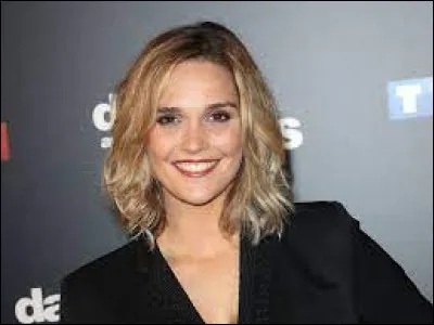 Comment s'appelle cette comédienne et chanteuse ?