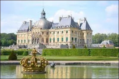 Le château de Chambord est-il plus ou moins ancien que le château de Vaux-le-Vicomte ?