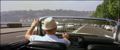 Dans le film "Le Corniaud", quelle voiture devenue mythique, Bourvil est-il chargé de conduire et d'amener à bon port en Italie ?