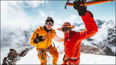 Quel est l'alpiniste qui a accompagné Inox dans son aventure pour l'Everest ?