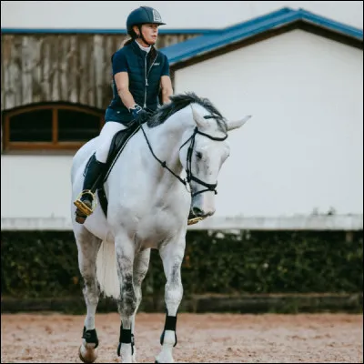 Léa doit être à main droite Ccomment peut-elle savoir si elle est à cette main ?
