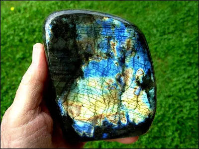 Quel est le niveau de dureté de la labradorite ?