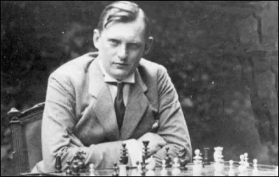 Alexandre Alekhine est né le 19 octobre 1892 et est décédé le 24 mars 1946 en détenant le titre de champion du monde. Il a donné son nom à la défense Alekhine : laquelle est-ce ?