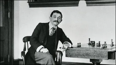 De quel maître allemand provient cette citation : "La victoire dans une partie d'échecs appartient la plupart du temps à celui qui voit un peu plus loin que l'adversaire" ?