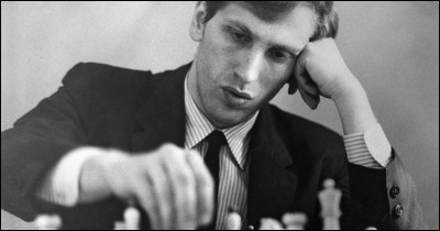 Robert James Fischer, dit Bobby Fischer, est un joueur d'échecs américain né en 1943. Quel joueur russe a-t-il vaincu en 1972, devenant ainsi le premier champion du monde d'échecs américain ?