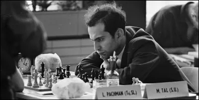 Mikhaïl Tal, né le 9 novembre 1936 en Lettonie est un des plus grands stratèges de l'histoire des échecs. Comment le surnommait-on ?